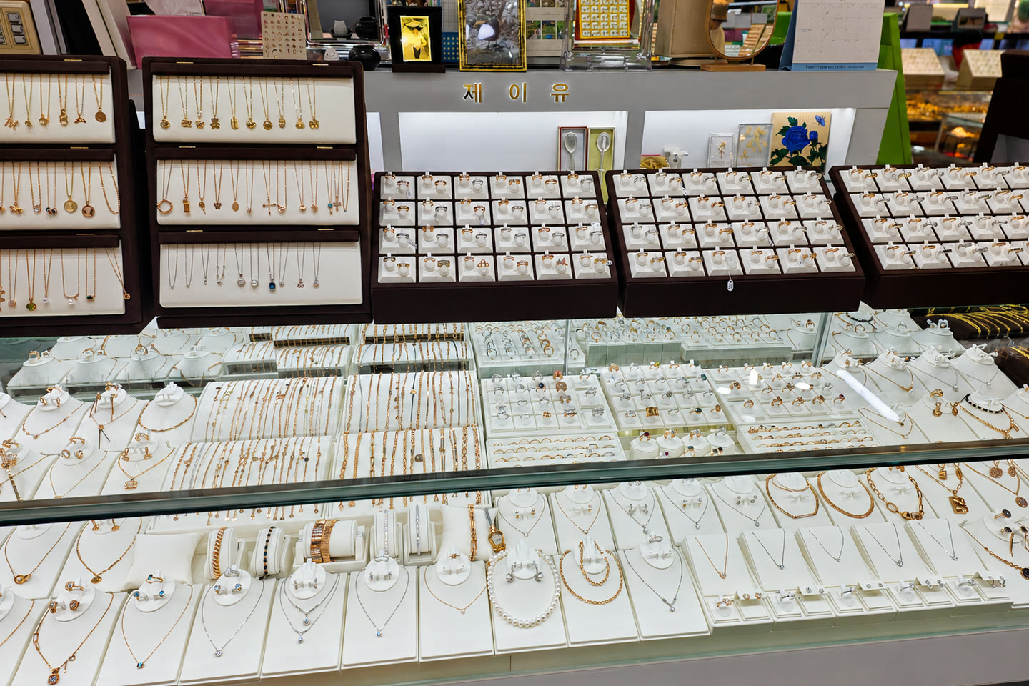 JU JEWELRY 매장 쇼케이스